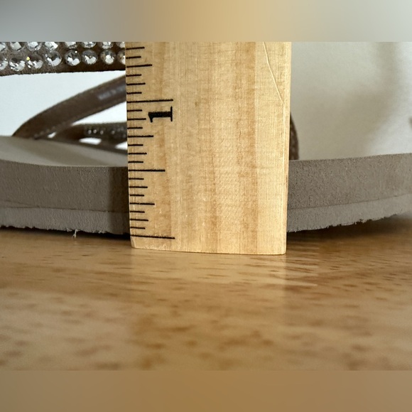 Yellow Box Women's Tan Flip Flops Size 9 Lots of Bling Worn Once - Picture 12 of 14